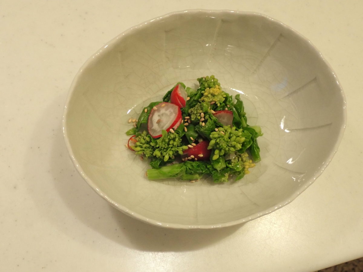 小皿は、旬の野菜で『素材を活かす、還暦過ぎた大人のレシピ』を提供。